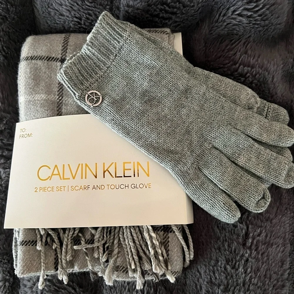 NWT Calvin Klein 2 pc. Scarf & Gloves in Gray